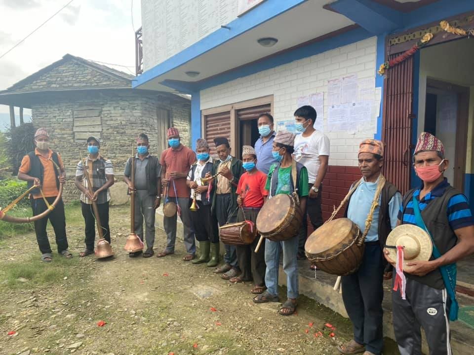 तंग्रामको पञ्चेबाजा समुहलाई वडा कार्यालयबाट बाजा सहयोग