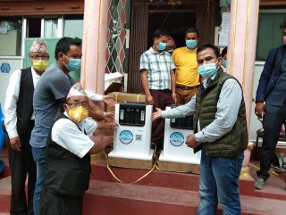 नेपाली काँग्रेसको पहलमा बडिगाडका ५ वटा स्वास्थ्य चौकीलाई अक्सिजन कन्सन्ट्रेटर मेसिन प्रदान