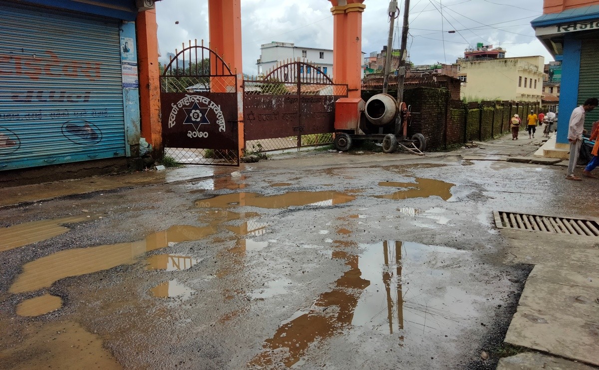 बागलुङको धौलागिरि क्याम्पस गेटको सडक कालोपत्रे भएको महिना दिन नपुग्दै भत्कियो 