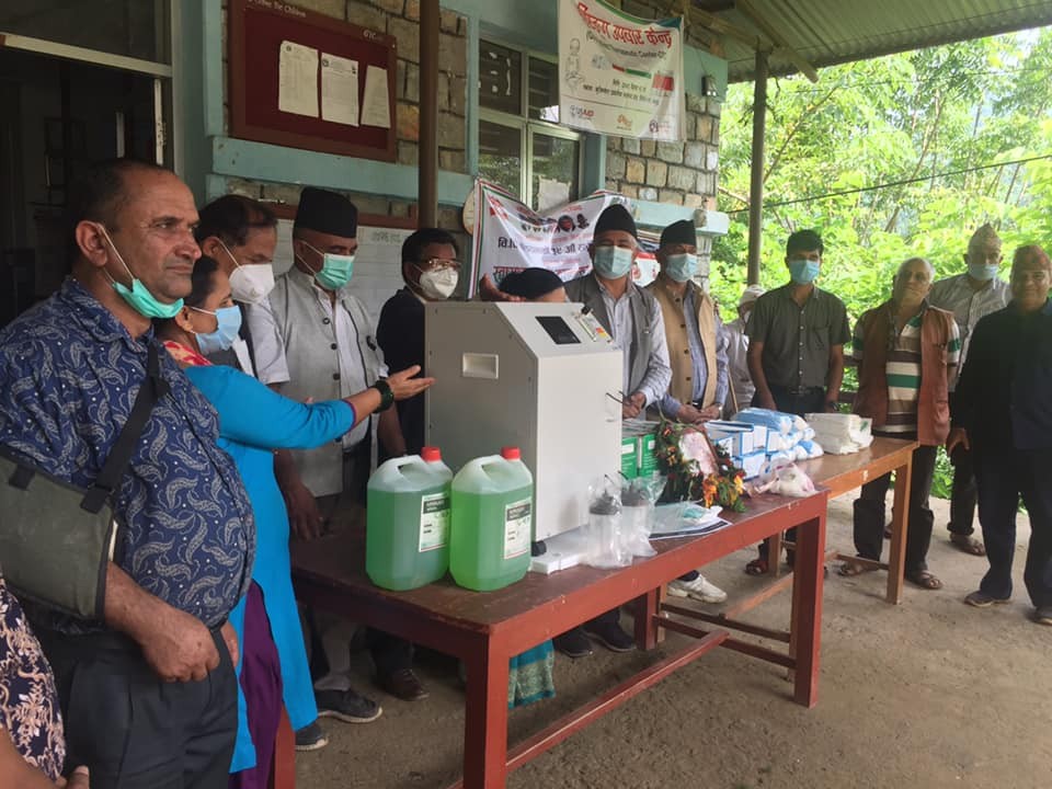 वीपी स्मृती दिवसमा काँग्रेसद्वारा जैमिनीमा स्वास्थ्य सामग्री वितरण