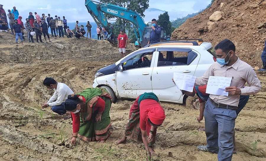 सडकमै कोदो रोपे गोरखाका जनप्रतिनिधि र स्थानीयले 