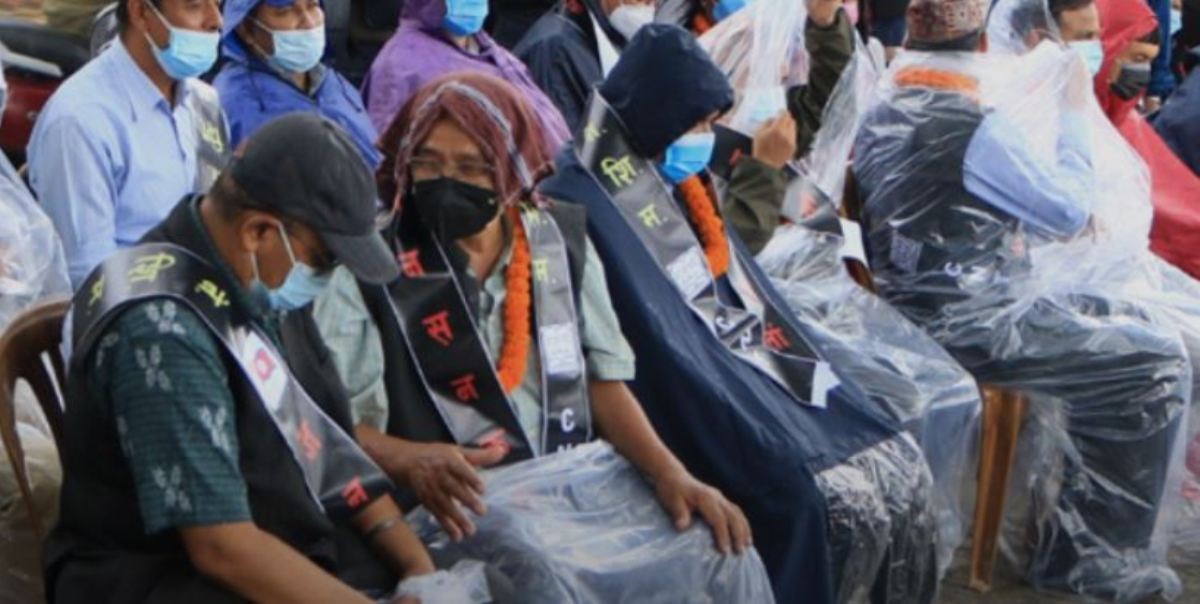 शिक्षकहरु धर्नामा 