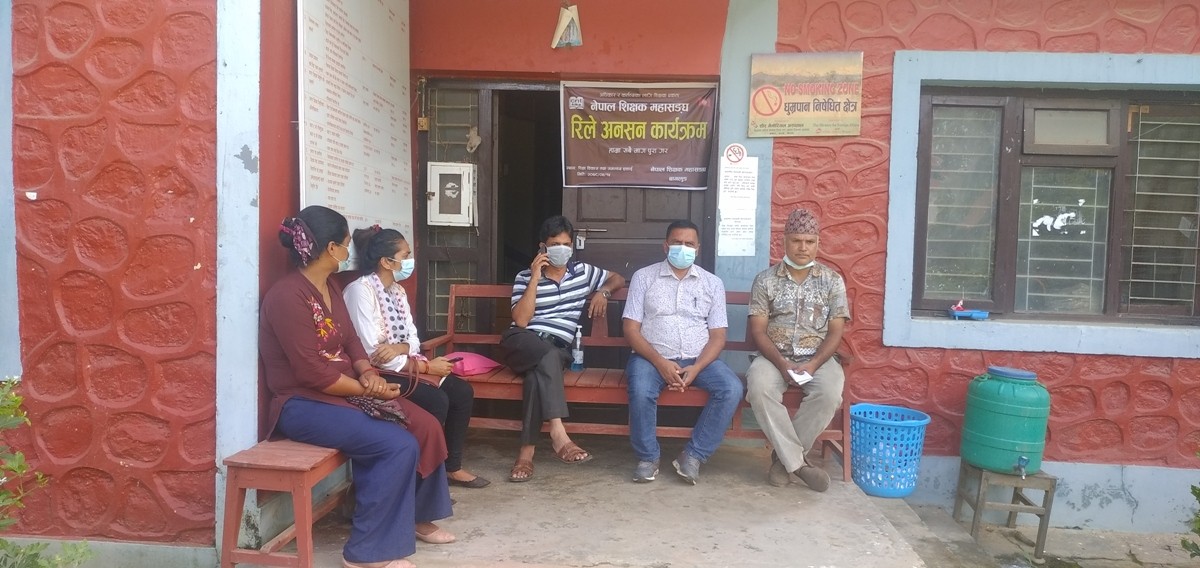 निजामती कर्मचारी सरह सेवा सुविधा माग्दै बागलुङमा शिक्षकहरु रिले अनसनमा 