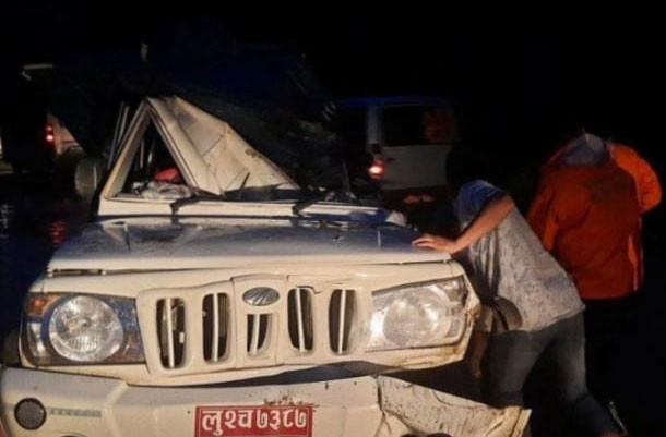पहिरोले गाडी च्यापिएर एकजनाको मृत्यु