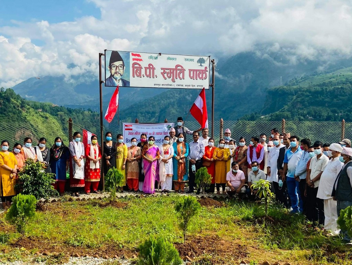 महिला संघको स्थापना दिवसमा वीपी स्मृति पार्क सरसफाई 