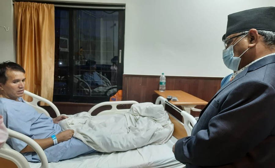 बागलुङका कृष्ण केसीको स्वास्थ्य अवस्था बुझ्न प्रचण्ड नर्भिक अस्पताल पुगे