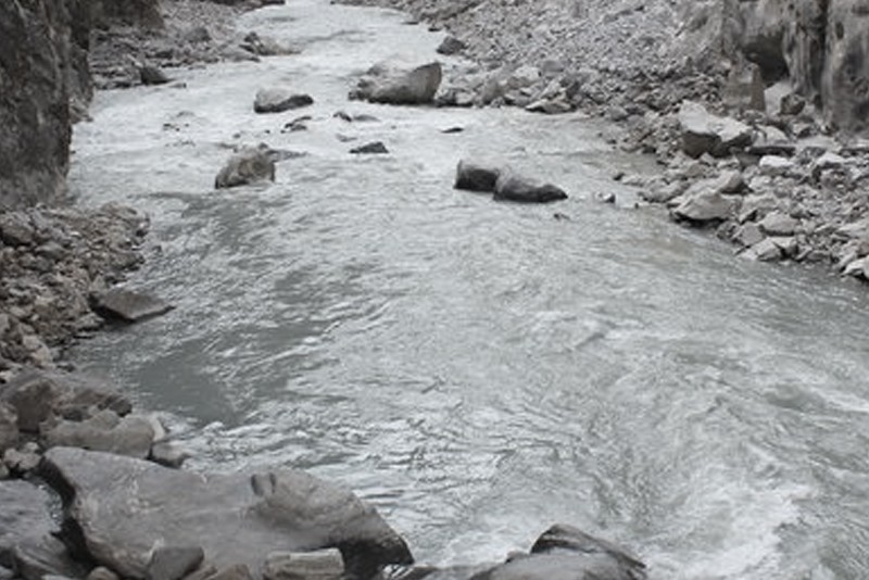 साँघु तर्ने क्रममा नदीमा खसेर दुई बेपत्ता