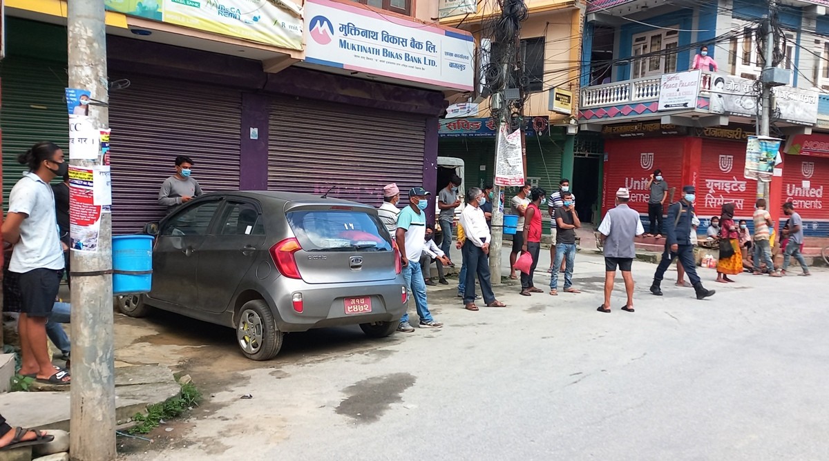 निशेधाज्ञा उल्लङ्घन गर्नेहरुलाई प्रहरीको कारबाही, गल्ती नदोहोर्याउने कबुलपछि छोडियो