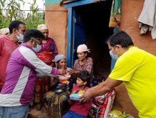 गलकोट मल्मका थापाले जन्मदिनमा विपन्न परिवारलाई खाद्यान्न सहयोग गरे 
