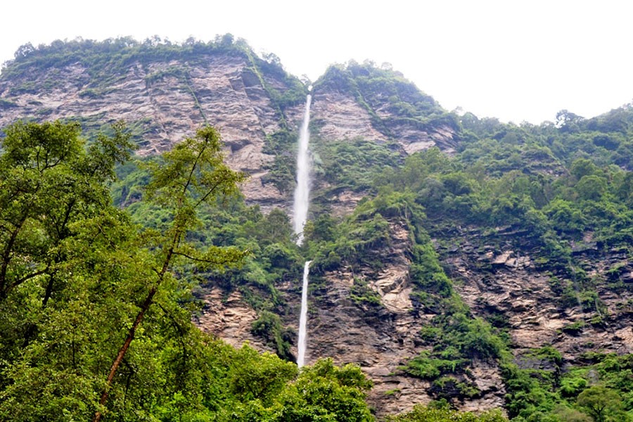 म्याग्दीको पानी उड्ने झरना आकर्षणको केन्द्र बन्दै