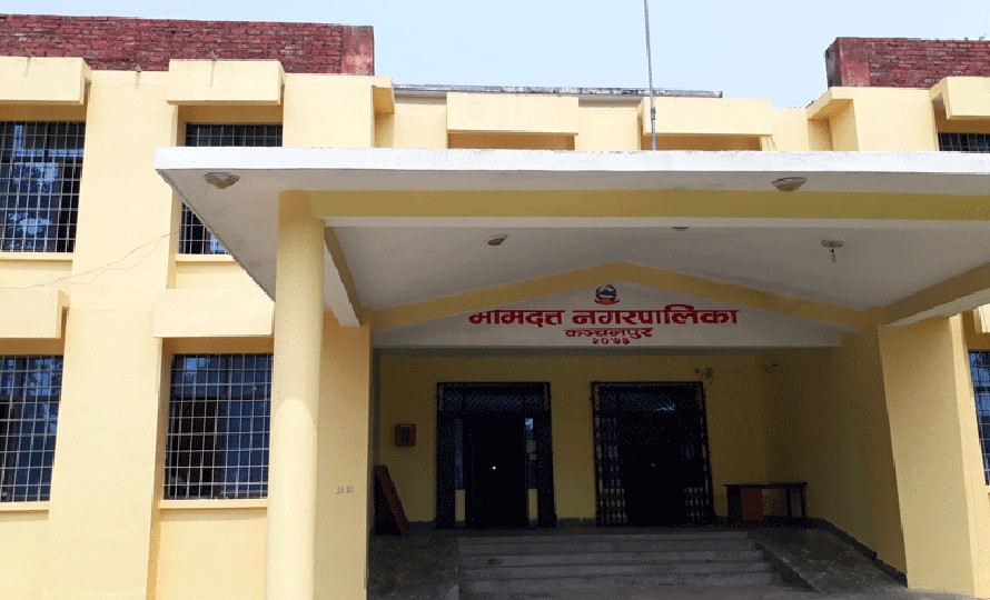 प्रहरी र शिक्षकबीच झडप, प्रहरीसहित १७ जना घाइते