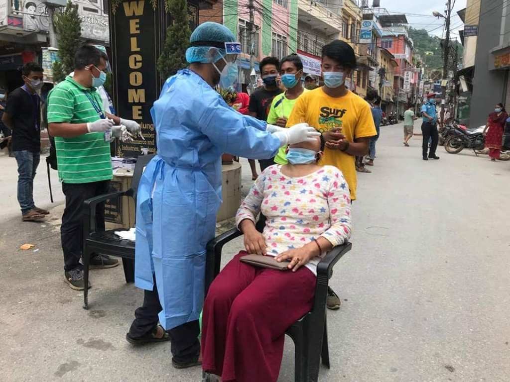 बागलुङ बजारमा ठाउँको ठाउँ सडकमै कोरोना परीक्षण