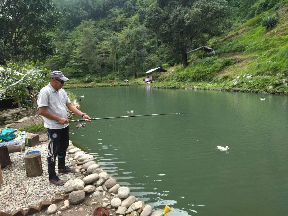 लाखौं लगानी गरेर निरयघाटमा माछा पालन 