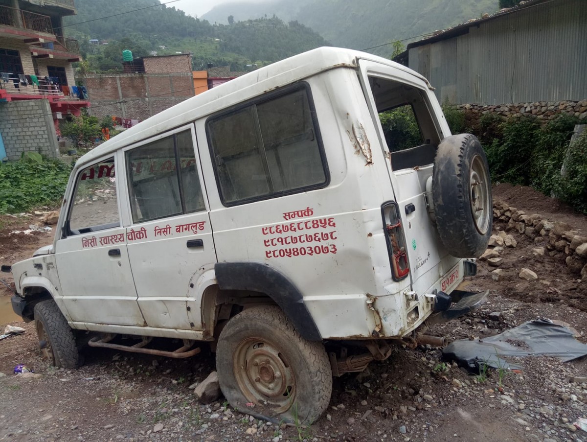 निसीखोलाको एम्बुलेन्स बुर्तिबाङमा थन्कियो, भाडामा एम्बुलेन्स चलाउँदै गाउँपालिका 