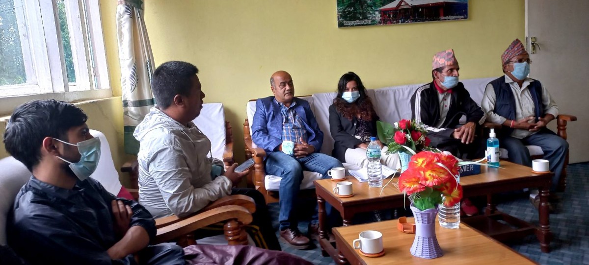बेपत्ता पारिएका श्रीमती र छोरा खोजी माग गर्दै बागलुङका शर्मा र केसीले प्रहरीमा दिए जाहेरी