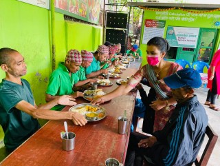 आमाको स्मृतिमा आश्रममा भोजन सेवा