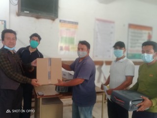 जनउद्धार केन्द्रद्वारा बुर्तिबाङ प्राथमिक स्वास्थ्य केन्द्रलाई हाई फ्लो अक्सिजन दिने मेशिन हस्तान्तरण