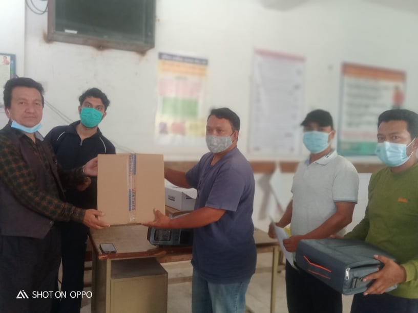 जनउद्धार केन्द्रद्वारा बुर्तिबाङ प्राथमिक स्वास्थ्य केन्द्रलाई हाई फ्लो अक्सिजन दिने मेशिन हस्तान्तरण