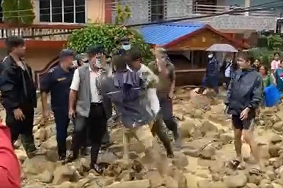 मेयरमाथि पहिरो पीडितको मुक्का 