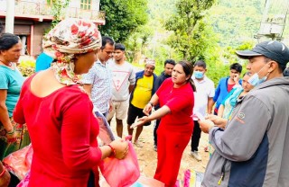 काँग्रेसले दियो बुर्तिबाङका बाढी पीडितलाई राहत 