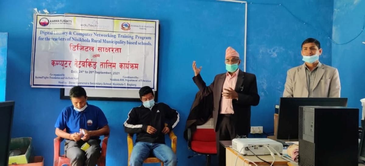 निसीखोलामा कम्प्युटर पढाउने शिक्षकका निम्ति साक्षरता तथा नेटवर्किङ तालिम : कर्मफलाईट्स फाउन्डेनद्वारा छात्रवृत्ति वितरण