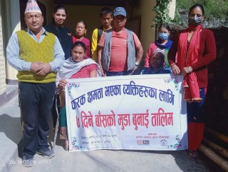 ग्रामीण स्वास्थ्य सुधार परियोजनाद्वारा पश्चिम बागलुङमा निशुल्क मुडा बुनाइ तालिम 