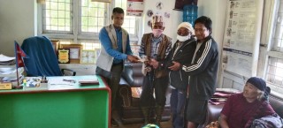 ज्येष्ठ नागरिकको घर घरमा चाडबाड खर्च पु-याउँदै गलकोट नगरपालिका
