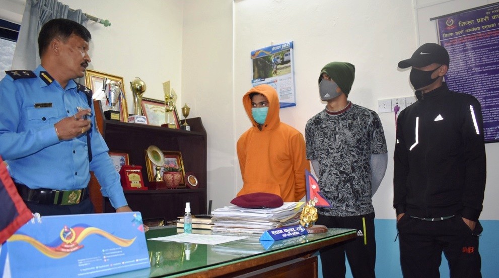 राति सुतिरहेको अवस्थामा ढोका फाेडेर सामुहिक बलात्कार गर्ने पक्राउ