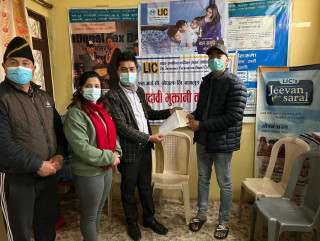 एलआईसी बागलुङद्वारा बीमा दाबी भुक्तानी 