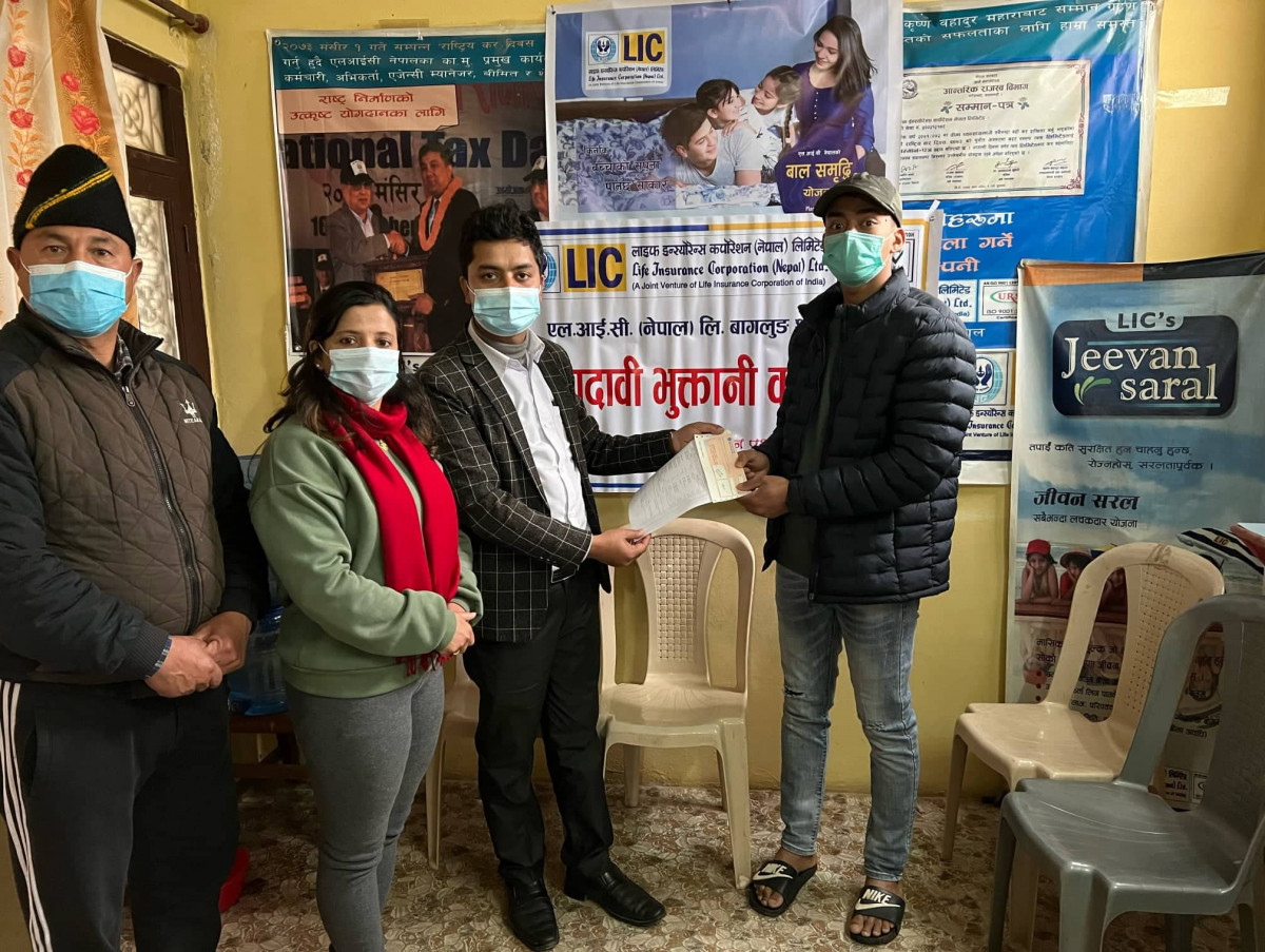 एलआईसी बागलुङद्वारा बीमा दाबी भुक्तानी 
