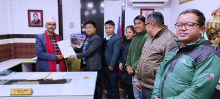 लखन थापाको शालिक स्थापना माग गर्दै नगरपालिकामा ज्ञापनपत्र