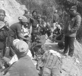 बागलुङको बडिगाडमा सुख्खा पहिरोले पुरिँदा एकको मृत्यु, दुई गम्भीर