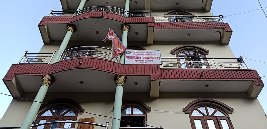 मालपोत कार्यालय बुर्तिबाङमा कर्मचारी अभाव सेवाग्राहीलाई सास्ती, १३ जनाको दरबन्दी १ जना कार्यरत 