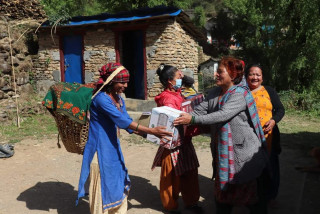 तमानखोलामा सुत्केरीसँग उपाध्यक्ष भेटघाट : सबैलाई फिल्टर उपलब्ध गराइँदै  