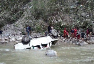 निसीखोलामा पिकअप जिप दुर्घटना, एक जनाको मृत्यु