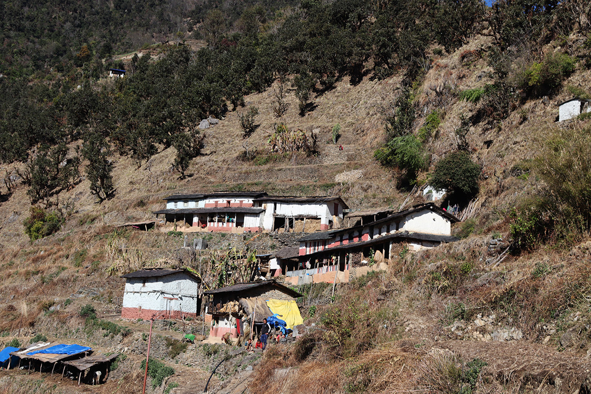 हराउन थाल्यो रातोमाटो र कमिरोले घर पोत्ने प्रचलन