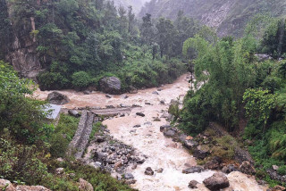 अब असोजसम्म गुड्दैनन् तमानखाेलाका ग्रामीण सडकमा गाडी