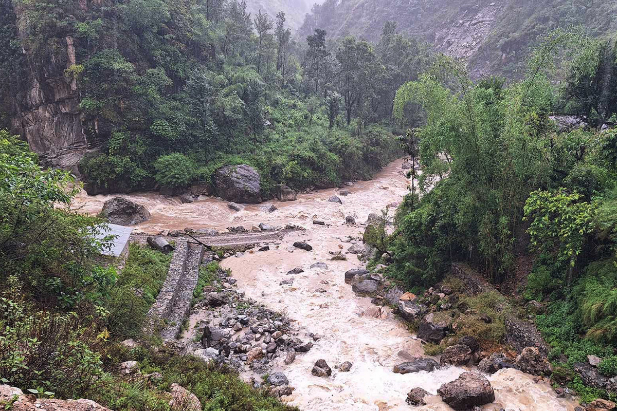 अब असोजसम्म गुड्दैनन् तमानखाेलाका ग्रामीण सडकमा गाडी