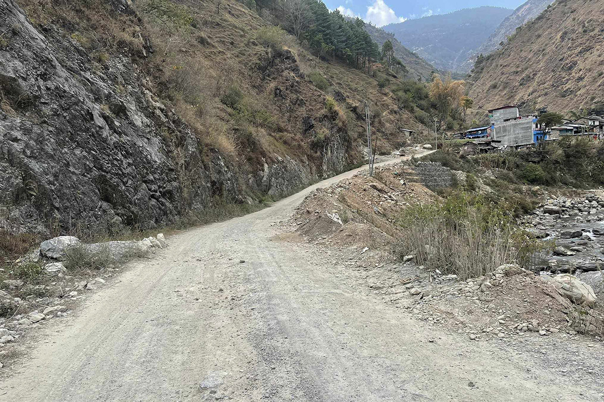 बुर्तिबाङ–बोङ्गादोभान सडक कालोपत्रे गरिने