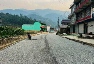 ग्रामीण सडकलाई स्तरीय बनाउँदै गलकोट नगरपालिका