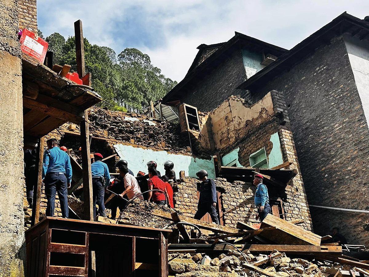 घर भत्काउने क्रममा पुरिँदा बुर्तिबाङमा एक जनाकाे मृत्यु ११ घाइते