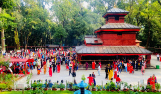 बाढी पीडितलाई कालिका भगवती गुठीकाे  ५ लाख  ५५ हजार ५५५ सहयोग