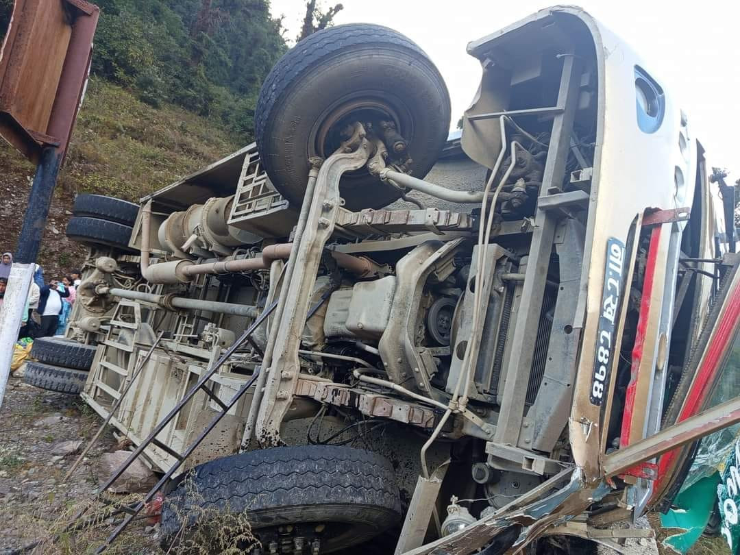 रुकुमबाट छुटेको बस बागलुङको निसीखोलामा दुर्घटना हुँदा २१ जना घाइते