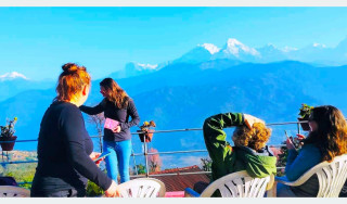 हिमाल हेर्दै बागलुङका घरबासमा रमाउदै विदशी पर्यटक