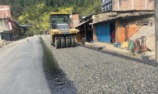 मध्यपहाडी लोकमार्गको बागलुङ खण्ड धमाधम कालोपत्र हुँदै