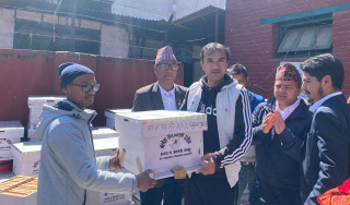बागलुङ नगरपालिकाले दियाे किसानलाई अनुदानमा मौरीसहितका घार वितरण