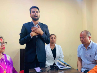 नेविसंघको सृष्टि आचार्यलाई समर्थन गर्दै दिपक सुवेदीले उम्मेदवारी फिर्ता लिए 
