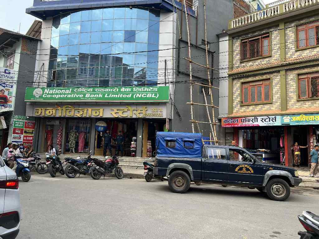 राष्ट्रिय सहकारी बैंकमा इमेज पीडितको ताला 