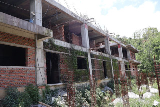 बागलुङ नगर अस्पताल भवन : चार वर्षमा आधा काम