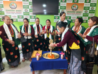 देउराली चोक आमा समुहबाट मानवसेवा आश्रमलाई एक लाख पाँच सय ५५ रुपैयाँ सहयोग